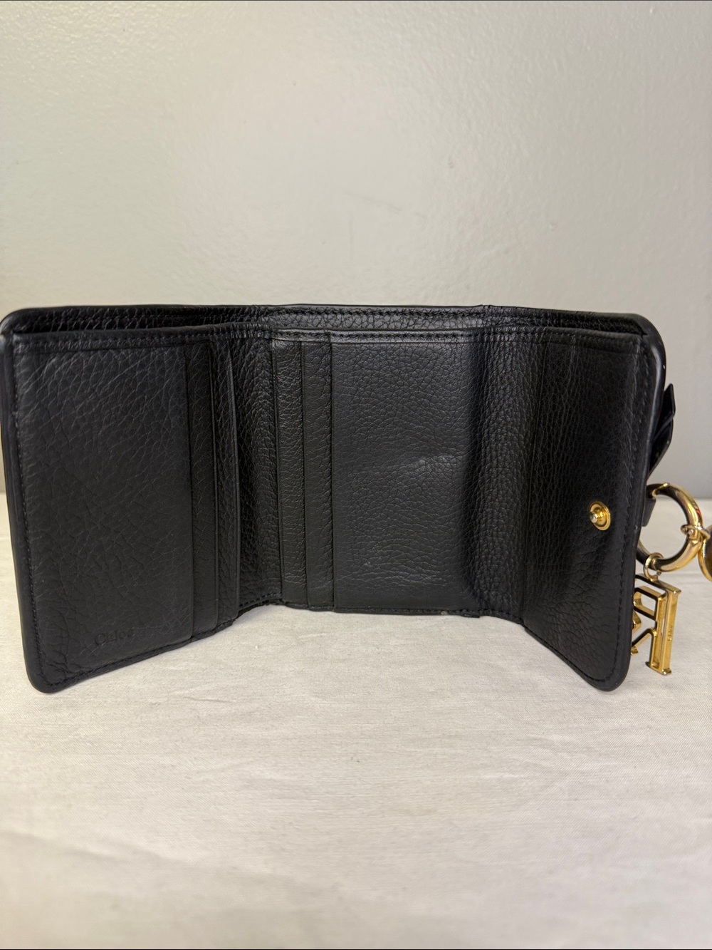 Chloé Alphabet Black Grained Leather Trifold Wallet Gold Initial Charm Italy - Picture 7 of 9